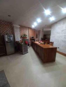 a large living room with a kitchen and a table at Quinta Alpaca - Departamento 1er piso in Arequipa