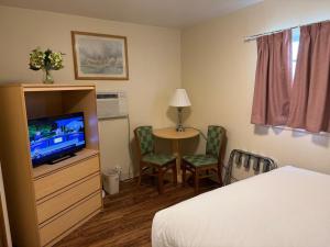 TV a/nebo společenská místnost v ubytování Sunrise Motor Inn