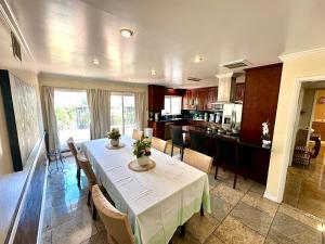 a kitchen and dining room with a table and chairs at Relax at 4Bedrooms retreat nearby Apple in Santa Clara