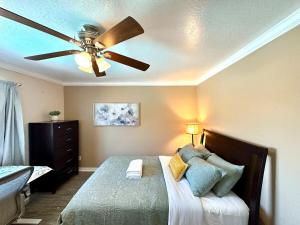 a bedroom with a ceiling fan and a bed at Relax at 4Bedrooms retreat nearby Apple in Santa Clara