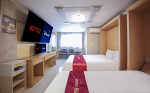 TV a/nebo společenská místnost v ubytování Joy Hotel