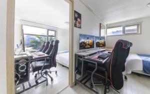 TV a/nebo společenská místnost v ubytování Joy Hotel