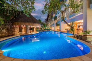 Bazén v ubytování Jimbaran Bay Beach Resort and Spa by Prabhu nebo v jeho okolí
