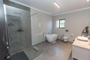 Bilik mandi di Maison Rouge - Breathtaking View +67 gambar