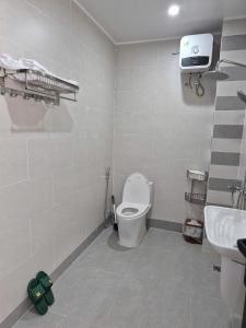 a bathroom with a toilet and a sink at Dathao in Thôn Dương Xuân Hạ