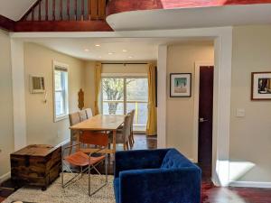 Χώρος καθιστικού στο Catskills Lakefront with Kayaks, HotTub & Firepit +27 φωτογραφίες