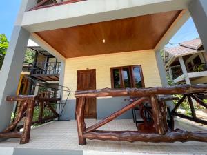 Rõdu või terrass majutusasutuses Big Fish Resort Koh Tao