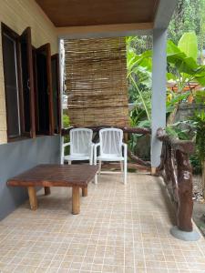 Rõdu või terrass majutusasutuses Big Fish Resort Koh Tao