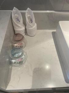 QingpuにあるLotus Hotel 荷花酒店のバスルームのカウンターの上に靴と体重計が置かれている +13枚の写真