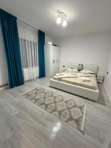 una camera con un letto e un tappeto sul pavimento di A&D House a Novaci-Străini Altre 20 foto