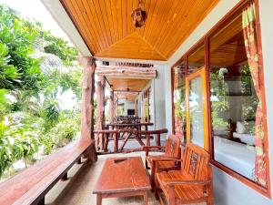 Rõdu või terrass majutusasutuses Big Fish Resort Koh Tao