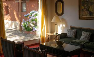 ein Wohnzimmer mit Sofa und Tisch in der Unterkunft Estancia Santa María de las Casas Viejas in Mina Clavero