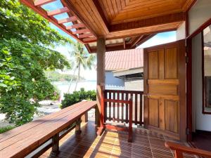 Rõdu või terrass majutusasutuses Big Fish Resort Koh Tao