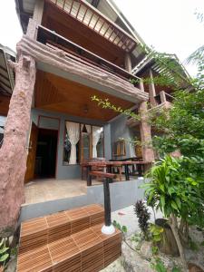 Rõdu või terrass majutusasutuses Big Fish Resort Koh Tao