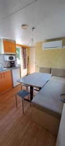 Η κουζίνα ή μικρή κουζίνα στο Camping les Galets