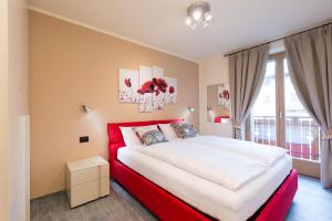 リヴィーニョにあるChalet Luxe Livignoのベッドルーム1室(赤いヘッドボード付きの大型ベッド1台付)