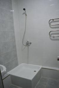 Un baño con ducha y bañera. en Full apartment in city center, en Khiva 4 fotos más