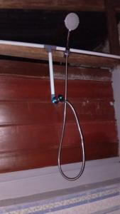 BesirBeser Bay Homestay的一根魔杖悬挂在房间的天花板上