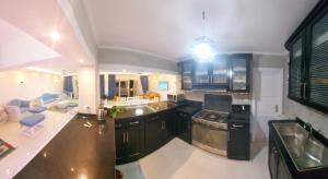 a kitchen with a sink and a counter top at Shaleh Orkid 171 in Dawwār Shindī Fannūsh