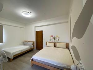 Rúm í herbergi á Wei Kun Homestay