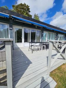 Balkón nebo terasa v ubytování Hällestrand Semesterby R12