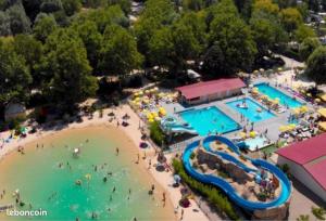 - une vue aérienne sur un parc aquatique avec des personnes dans l'eau dans l'établissement Magnifique Mobilhome au camping le Chateau de Galaure, à Châteauneuf-de-Galaure 6 autres photos
