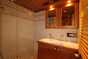 Ένα μπάνιο στο Appartement Les Arolles