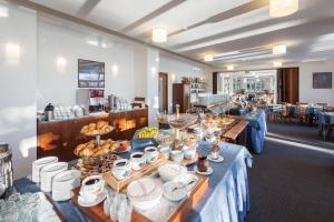una línea de buffet con platos y tazones de comida en Hotel Port Doksy, en Staré Splavy