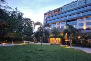 海得拉巴海得拉巴达斯帕拉酒店的公园中间有树的建筑