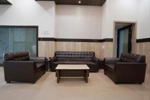 Posezení v ubytování FabHotel Kamran Residency - Nr LBS Marg