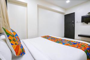 Postel nebo postele na pokoji v ubytování FabHotel Kamran Residency - Nr LBS Marg