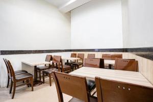 Posezení v ubytování FabHotel Kamran Residency - Nr LBS Marg