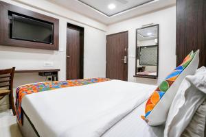 Postel nebo postele na pokoji v ubytování FabHotel Kamran Residency - Nr LBS Marg