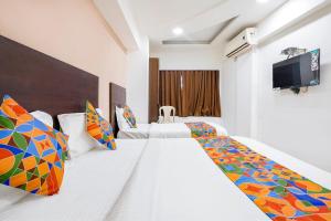 Postel nebo postele na pokoji v ubytování FabHotel Kamran Residency - Nr LBS Marg