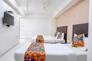 Postel nebo postele na pokoji v ubytování FabHotel Kamran Residency - Nr LBS Marg