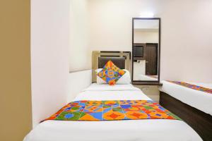 Postel nebo postele na pokoji v ubytování FabHotel Kamran Residency - Nr LBS Marg