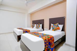 Postel nebo postele na pokoji v ubytování FabHotel Kamran Residency - Nr LBS Marg