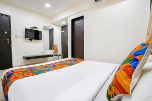 Postel nebo postele na pokoji v ubytování FabHotel Kamran Residency - Nr LBS Marg
