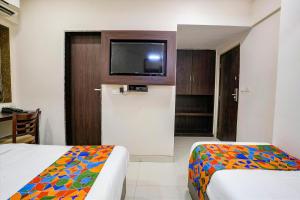 Postel nebo postele na pokoji v ubytování FabHotel Kamran Residency - Nr LBS Marg