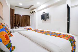 Postel nebo postele na pokoji v ubytování FabHotel Kamran Residency - Nr LBS Marg