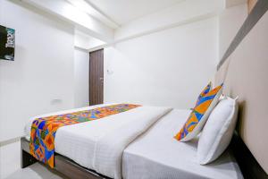 Postel nebo postele na pokoji v ubytování FabHotel Kamran Residency - Nr LBS Marg