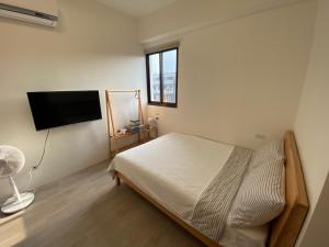 Rúm í herbergi á Wei Kun Homestay
