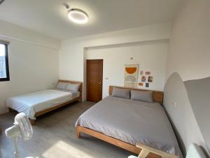 Rúm í herbergi á Wei Kun Homestay