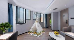 ein Wohnzimmer mit einem Kinderzelt in der Mitte des Raumes in der Unterkunft Nanning Prince Hotel in Nanning