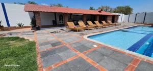una piscina con sedie accanto a una casa di Finca huaquechula a Cedro