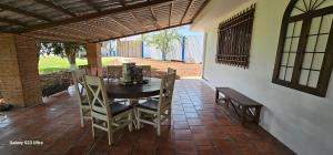 un patio con tavolo e sedie su un patio di Finca huaquechula a Cedro