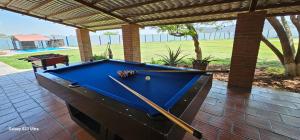 un tavolo da biliardo su un patio con due stecche da biliardo di Finca huaquechula a Cedro