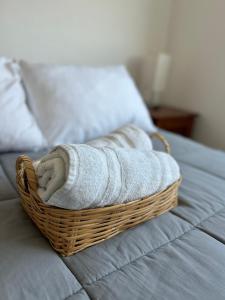 a basket of towels sitting on top of a bed at Cómodo Departamento en San Andrés Cholula in Cholula +11 photos