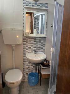 een badkamer met toilet en wastafel bij Bed and Breakfast Villa Giovanna in Rimini