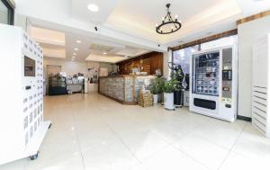 Kuchyň nebo kuchyňský kout v ubytování Joy Hotel